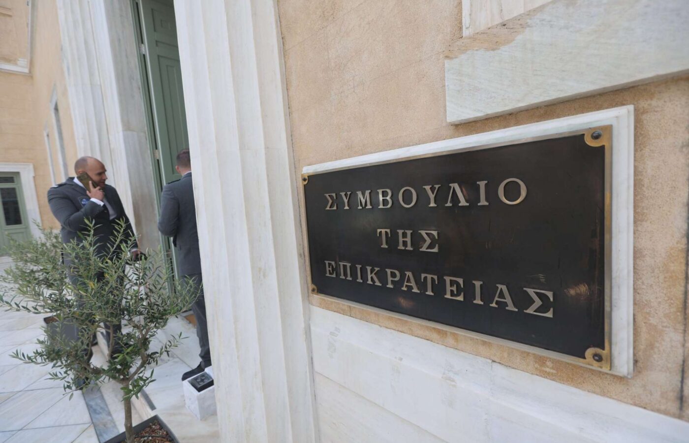 ΣτΕ: Οριστικό «όχι» στην επιστροφή 13ου και 14ου μισθού στο Δημόσιο, μόνο με νόμο μπορεί να επανέλθουν – Τι εξηγεί εργατολόγος
