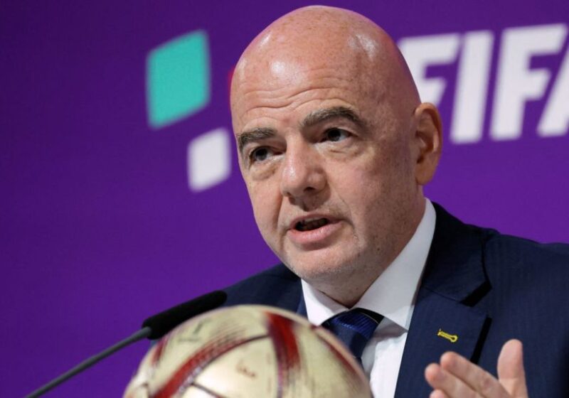 «Εμφύλιος» FIFA – UEFA για το ποδόσφαιρο: Αντιδράσεις για το σχέδιο πώλησης του Ινφαντίνο έως και του 30% των εμπορικών δικαιωμάτων