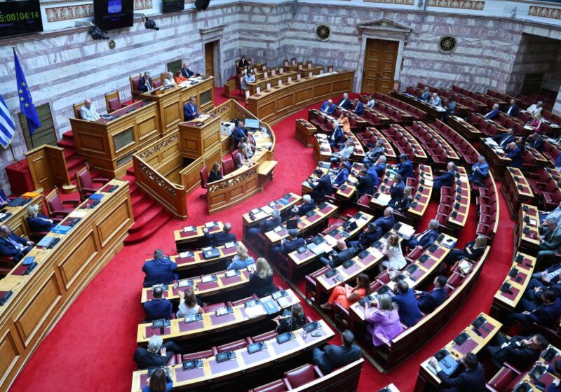 «Γράφεται» το πακέτο μέτρων της ΔΕΘ – Επικρίσεις από την αντιπολίτευση για την ακρίβεια και το κόστος ζωής