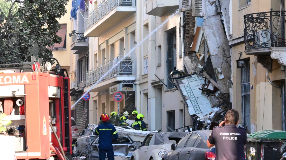 Βομβαρδισμένο τοπίο η Λυσικράτους στην Πλάκα μετά την ισχυρή έκρηξη – Αγωνία για τα πέντε άτομα που αγνοούνται