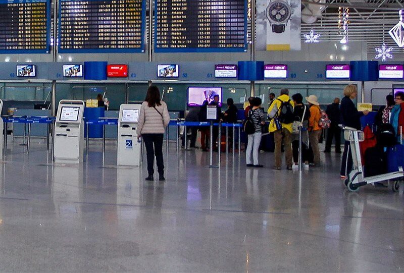 ΕΕ: Τέλος στις έξτρα χρεώσεις για τις χειραποσκευές – Τι αλλάζει στα αεροπορικά εισιτήρια αυτό