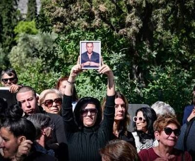 Μνημόσυνο Γιώργου Μαζωνάκη: Συντετριμμένη η οικογένειά του, πλήθος κόσμου στην εκκλησία και στο νεκροταφείο -Ποιοι έδωσαν το «παρών»