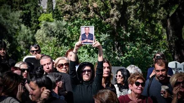 Μνημόσυνο Γιώργου Μαζωνάκη: Συντετριμμένη η οικογένειά του, πλήθος κόσμου στην εκκλησία και στο νεκροταφείο -Ποιοι έδωσαν το «παρών»