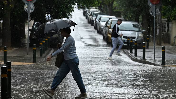 Κακοκαιρία στη Σαντορίνη: Ισχυρές βροχές και καταιγίδες έως την Τετάρτη – Προειδοποίηση για θυελλώδεις ανέμους