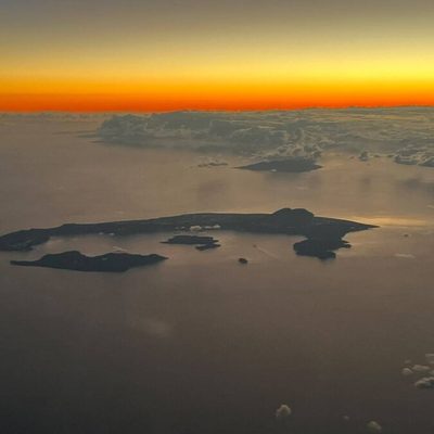 Η Σαντορίνη από το πιλοτήριο αεροπλάνου της Aegean – Εικόνες… ζωγραφικής