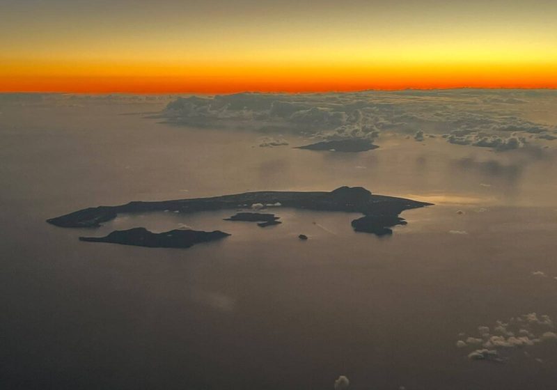 Η Σαντορίνη από το πιλοτήριο αεροπλάνου της Aegean – Εικόνες… ζωγραφικής