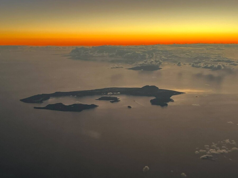 Η Σαντορίνη από το πιλοτήριο αεροπλάνου της Aegean – Εικόνες… ζωγραφικής
